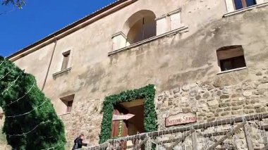 Ceppaloni, Campania, İtalya, 29 Kasım 2025: Köy ve Sabato nehir vadisine bakan 11. yüzyıla dayanan Norman şatosu