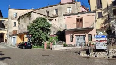 Ceppaloni, Campania, İtalya, 29 Kasım 2025: Köy ve Sabato nehir vadisine bakan 11. yüzyıla dayanan Norman şatosu