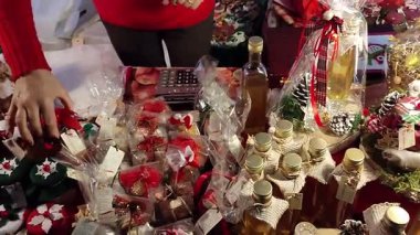 Ceppaloni, Campania, İtalya 29 Kasım 2025 Sefpaloni Şatosu 'nda Noel, köye ve nehir vadisine bakan Norman Şatosu' ndaki Noel Pazarı 'nda çocuk gösterileri, sokak sanatçıları, yemek ve yerel ürünlerle büyülendim.