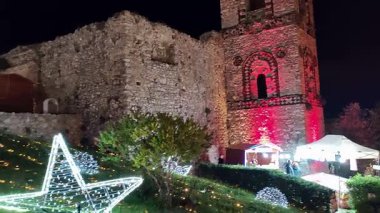 Lettere, Campania, İtalya 29 Kasım 2025: Lettere Şatosu 'ndaki Noel Pazarı' nda ışıklar, çocuk gösterileri, Noel Baba 'nın evi, yemek ve yerel ürünler.