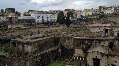 Ercolano, Campania, İtalya 22 Kasım 2025: Restorasyon çalışmaları sırasında istisnai bir şekilde açık olan Banliyö Hamamları şantiyesine özel ziyaret