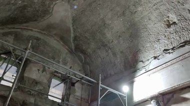 Ercolano, Campania, İtalya 22 Kasım 2025: Restorasyon çalışmaları sırasında istisnai bir şekilde açık olan Banliyö Hamamları şantiyesine özel ziyaret