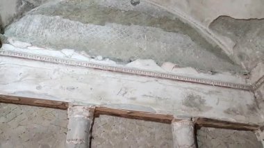 Ercolano, Campania, İtalya 22 Kasım 2025: Restorasyon çalışmaları sırasında istisnai bir şekilde açık olan Banliyö Hamamları şantiyesine özel ziyaret