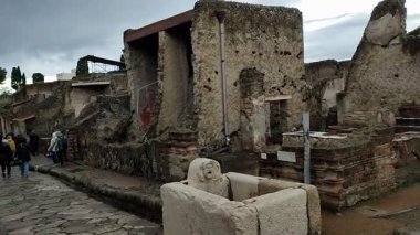 Herculaneum, Campania, İtalya 22 Kasım 2025: M.S. 79 yılında Vesuvius 'un patlaması sonucu gömülen antik Herculaneum şehri
