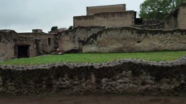 Herculaneum, Campania, İtalya 22 Kasım 2025: M.S. 79 yılında Vesuvius 'un patlaması sonucu gömülen antik Herculaneum şehri