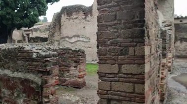 Herculaneum, Campania, İtalya 22 Kasım 2025: M.S. 79 yılında Vesuvius 'un patlaması sonucu gömülen antik Herculaneum şehri