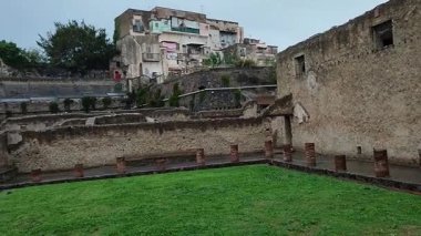 Herculaneum, Campania, İtalya 22 Kasım 2025: M.S. 79 yılında Vesuvius 'un patlaması sonucu gömülen antik Herculaneum şehri