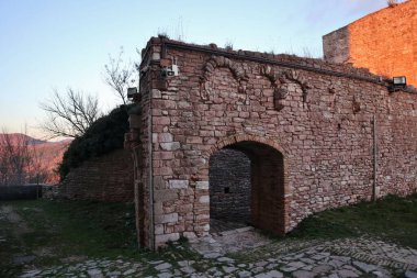 Assisi, Umbria, İtalya 10 Ocak 2026: Rocca Maggiore, 12. yüzyılda inşa edilmiş ve 14. yüzyılın ortalarında Assisi köyü ve Tescio vadisine bakan Colle Asio 'nun tepesinde yeniden inşa edilmiş bir ortaçağ kalesi..