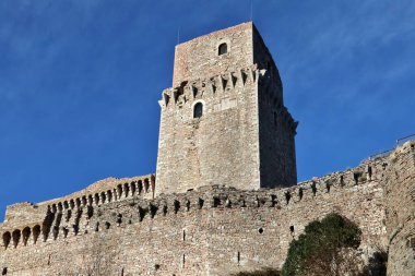Assisi, Umbria, İtalya 10 Ocak 2026: Rocca Maggiore, 12. yüzyılda inşa edilmiş ve 14. yüzyılın ortalarında Assisi köyü ve Tescio vadisine bakan Colle Asio 'nun tepesinde yeniden inşa edilmiş bir ortaçağ kalesi..
