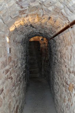 Assisi, Umbria, İtalya 10 Ocak 2026: Rocca Maggiore, 12. yüzyılda inşa edilmiş ve 14. yüzyılın ortalarında Assisi köyü ve Tescio vadisine bakan Colle Asio 'nun tepesinde yeniden inşa edilmiş bir ortaçağ kalesi..