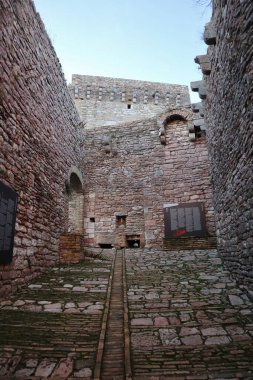 Assisi, Umbria, İtalya 10 Ocak 2026: Rocca Maggiore, 12. yüzyılda inşa edilmiş ve 14. yüzyılın ortalarında Assisi köyü ve Tescio vadisine bakan Colle Asio 'nun tepesinde yeniden inşa edilmiş bir ortaçağ kalesi..