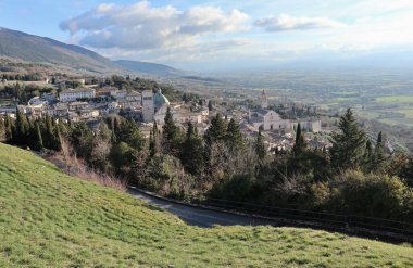 Assisi, Umbria, İtalya 10 Ocak 2026: Rocca Maggiore 'da görülen köyün panoramik manzarası