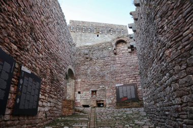 Assisi, Umbria, İtalya 10 Ocak 2026: Rocca Maggiore, 12. yüzyılda inşa edilmiş ve 14. yüzyılın ortalarında Assisi köyü ve Tescio vadisine bakan Colle Asio 'nun tepesinde yeniden inşa edilmiş bir ortaçağ kalesi..