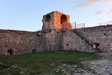 Assisi, Umbria, İtalya 10 Ocak 2026: Rocca Maggiore, 12. yüzyılda inşa edilmiş ve 14. yüzyılın ortalarında Assisi köyü ve Tescio vadisine bakan Colle Asio 'nun tepesinde yeniden inşa edilmiş bir ortaçağ kalesi..