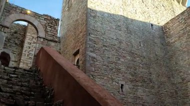 Assisi, Umbria, İtalya 10 Ocak 2026: Rocca Maggiore, 12. yüzyılda inşa edilmiş ve 14. yüzyılın ortalarında Assisi köyü ve Tescio vadisine bakan Colle Asio 'nun tepesinde yeniden inşa edilmiş bir ortaçağ kalesi..