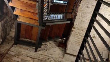 Assisi, Umbria, İtalya 10 Ocak 2026: Rocca Maggiore, 12. yüzyılda inşa edilmiş ve 14. yüzyılın ortalarında Assisi köyü ve Tescio vadisine bakan Colle Asio 'nun tepesinde yeniden inşa edilmiş bir ortaçağ kalesi..