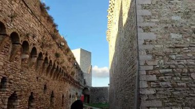 Assisi, Umbria, İtalya 10 Ocak 2026: Rocca Maggiore, 12. yüzyılda inşa edilmiş ve 14. yüzyılın ortalarında Assisi köyü ve Tescio vadisine bakan Colle Asio 'nun tepesinde yeniden inşa edilmiş bir ortaçağ kalesi..