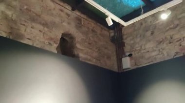 Assisi, Umbria, İtalya 10 Ocak 2026: Sokak sanatçısı Banksy 'nin Dünya Barışı sergisi Rocca Maggiore' da