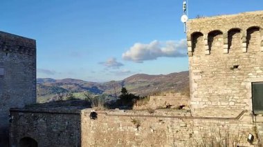 Assisi, Umbria, İtalya 10 Ocak 2026: Rocca Maggiore, 12. yüzyılda inşa edilmiş ve 14. yüzyılın ortalarında Assisi köyü ve Tescio vadisine bakan Colle Asio 'nun tepesinde yeniden inşa edilmiş bir ortaçağ kalesi..