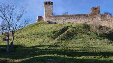 Assisi, Umbria, İtalya 10 Ocak 2026: Rocca Maggiore, 12. yüzyılda inşa edilmiş ve 14. yüzyılın ortalarında Assisi köyü ve Tescio vadisine bakan Colle Asio 'nun tepesinde yeniden inşa edilmiş bir ortaçağ kalesi..