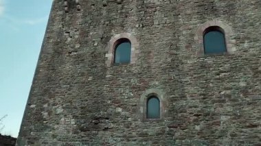 Assisi, Umbria, İtalya 10 Ocak 2026: Rocca Maggiore, 12. yüzyılda inşa edilmiş ve 14. yüzyılın ortalarında Assisi köyü ve Tescio vadisine bakan Colle Asio 'nun tepesinde yeniden inşa edilmiş bir ortaçağ kalesi..