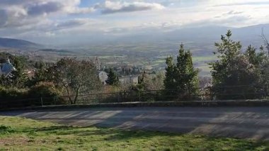 Assisi, Umbria, İtalya 10 Ocak 2026: Rocca Maggiore 'da görülen köyün panoramik manzarası