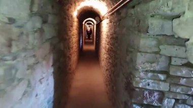 Assisi, Umbria, İtalya 10 Ocak 2026: Rocca Maggiore, 12. yüzyılda inşa edilmiş ve 14. yüzyılın ortalarında Assisi köyü ve Tescio vadisine bakan Colle Asio 'nun tepesinde yeniden inşa edilmiş bir ortaçağ kalesi..