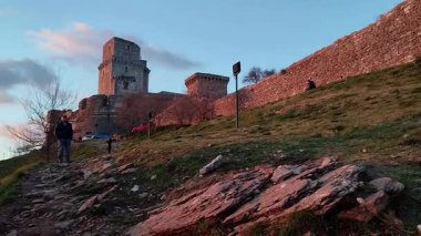 Assisi, Umbria, İtalya 10 Ocak 2026: Rocca Maggiore, 12. yüzyılda inşa edilmiş ve 14. yüzyılın ortalarında Assisi köyü ve Tescio vadisine bakan Colle Asio 'nun tepesinde yeniden inşa edilmiş bir ortaçağ kalesi..