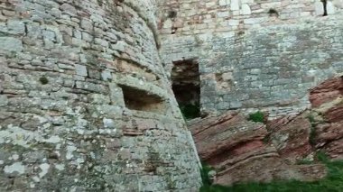 Assisi, Umbria, İtalya 10 Ocak 2026: Rocca Maggiore, 12. yüzyılda inşa edilmiş ve 14. yüzyılın ortalarında Assisi köyü ve Tescio vadisine bakan Colle Asio 'nun tepesinde yeniden inşa edilmiş bir ortaçağ kalesi..