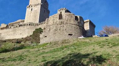 Assisi, Umbria, İtalya 10 Ocak 2026: Rocca Maggiore, 12. yüzyılda inşa edilmiş ve 14. yüzyılın ortalarında Assisi köyü ve Tescio vadisine bakan Colle Asio 'nun tepesinde yeniden inşa edilmiş bir ortaçağ kalesi..