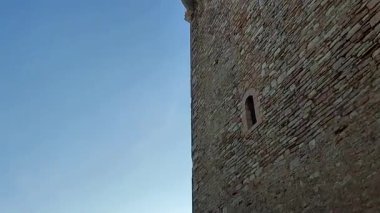 Assisi, Umbria, İtalya 10 Ocak 2026: Rocca Maggiore, 12. yüzyılda inşa edilmiş ve 14. yüzyılın ortalarında Assisi köyü ve Tescio vadisine bakan Colle Asio 'nun tepesinde yeniden inşa edilmiş bir ortaçağ kalesi..