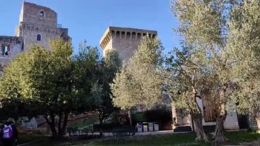 Assisi, Umbria, İtalya 10 Ocak 2026: Rocca Maggiore, 12. yüzyılda inşa edilmiş ve 14. yüzyılın ortalarında Assisi köyü ve Tescio vadisine bakan Colle Asio 'nun tepesinde yeniden inşa edilmiş bir ortaçağ kalesi..
