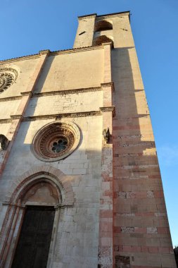 Todi, Umbria, İtalya 9 Ocak 2026: Santa Maria Annunziata Katedrali, 18. yüzyılın anıtsal merdivenlerinin tepesinden Piazza del Popolo 'ya kadar uzanan tarihli.