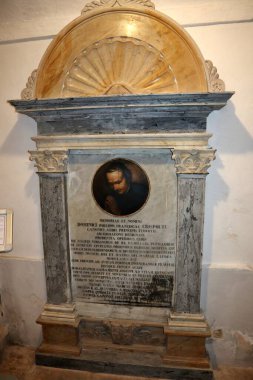 Todi, Umbria, İtalya 9 Ocak 2026: Piazza del Popolo 'da Santa Maria Annunziata' nın 12. yüzyıl eş katedrali