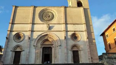 Todi, Umbria, İtalya 9 Ocak 2026: Santa Maria Annunziata Katedrali, 18. yüzyılın anıtsal merdivenlerinin tepesinden Piazza del Popolo 'ya kadar uzanan tarihli.
