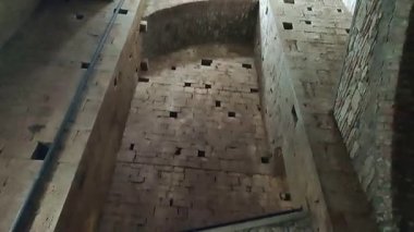 Todi, Umbria, İtalya 9 Ocak 2026: 13. yüzyılın sonlarına kadar dayanan San Fortunato Kilisesi 'nin iç mimari mezarı Fra' Jacopone da Todi 'nin mezarı korunmaktadır.