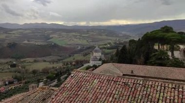 Todi, Umbria, İtalya 9 Ocak 2026: San Fortunato Kilisesi, 13. yüzyılın sonlarına ait, I. Piazza Umberto 'da Ciuffelli Vadisi' nin büyük merdiveninin başında.