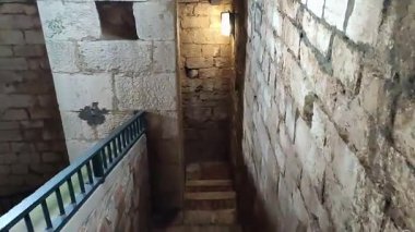 Todi, Umbria, İtalya 9 Ocak 2026: 13. yüzyılın sonlarına kadar dayanan San Fortunato Kilisesi 'nin iç mimari mezarı Fra' Jacopone da Todi 'nin mezarı korunmaktadır.