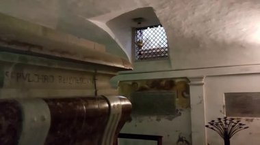 Todi, Umbria, İtalya 9 Ocak 2026: 13. yüzyılın sonlarına kadar dayanan San Fortunato Kilisesi 'nin iç mimari mezarı Fra' Jacopone da Todi 'nin mezarı korunmaktadır.