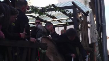 Portico di Caserta, Campania, İtalya 1 Şubat 2026: Enzo Avitabile 16 fıçının birinden iniyor