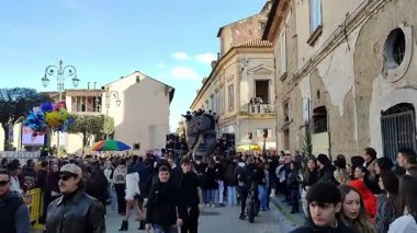 Portico di Caserta, Campania, İtalya 1 Şubat 2026: Geleneksel Sant 'Antuono Festivali için bottari geçit töreni