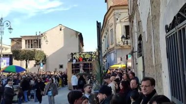 Portico di Caserta, Campania, İtalya 1 Şubat 2026: Geleneksel Sant 'Antuono Festivali için bottari geçit töreni