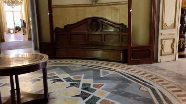 Napoli, Campania, İtalya 2 Şubat 2026: Warhol ve Banksy - Riviera di Chiaia 'daki Villa Pignatelli' de Napoli 'ye Geçiş Sergisi.