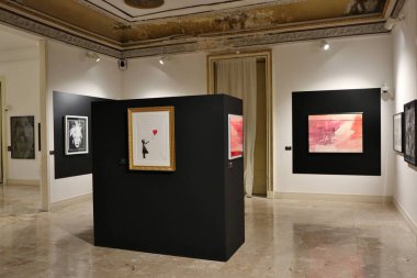 Napoli, Campania, İtalya 2 Şubat 2026: Warhol ve Banksy - Riviera di Chiaia 'daki Villa Pignatelli' de Napoli 'ye Geçiş Sergisi.
