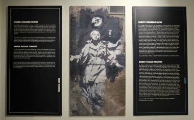 Napoli, Campania, İtalya 2 Şubat 2026: Banksy 'nin çalışmaları Warhol-Banksy-Passaggio a Napoli sergisi kapsamında Riviera di Chiaia' daki Villa Pignatelli 'de sergileniyor.