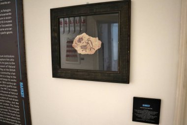 Napoli, Campania, İtalya 2 Şubat 2026: Banksy 'nin çalışmaları Warhol-Banksy-Passaggio a Napoli sergisi kapsamında Riviera di Chiaia' daki Villa Pignatelli 'de sergileniyor.