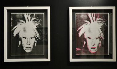 Napoli, Campania, İtalya 2 Şubat 2026: Andy Warhol tarafından Riviera di Chiaia 'daki Villa Pignatelli' de sergilenen eserler.