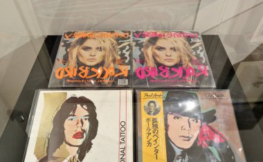 Napoli, Campania, İtalya 2 Şubat 2026: Andy Warhol tarafından Riviera di Chiaia 'daki Villa Pignatelli' de sergilenen eserler.