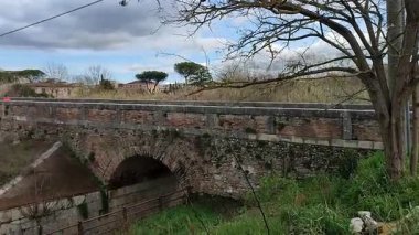 Benevento, Campania, İtalya 21 Şubat 2026: Santa Clementina bölgesindeki Leproso Köprüsü yakınlarındaki Sabato Nehir yatağında atık