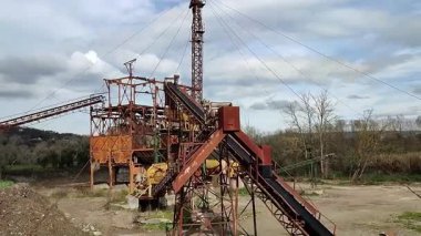 Benevento, Campania, İtalya 21 Şubat 2026: Santa Clementina bölgesinde Calore Nehri ile Sabato Nehri kavşağında terk edilmiş Felbeton nehir toplama tesisi.